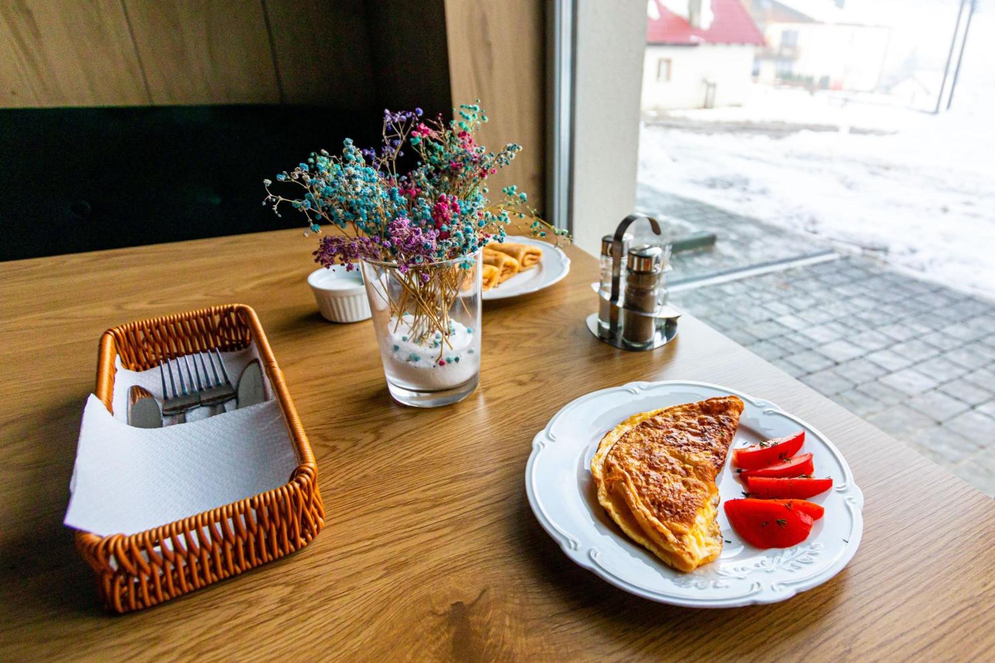 Garda - Breakfast Included In The Price Restaurant Free Parking Mountain View Kitchen In The Apartment Separate Entrance Bukovel Eksteriør bilde